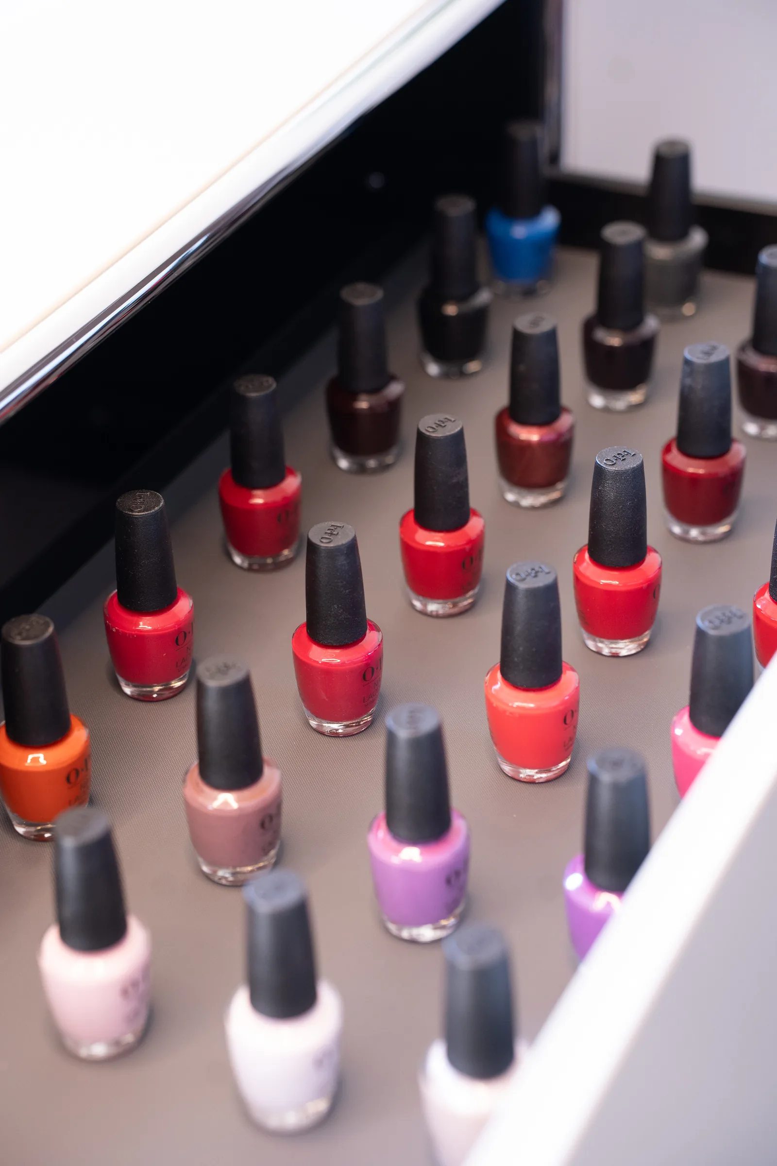 PODORO Podologiepraxis Muri AG – Auswahl an Nagellackfarben für die podologische Nagelpflege