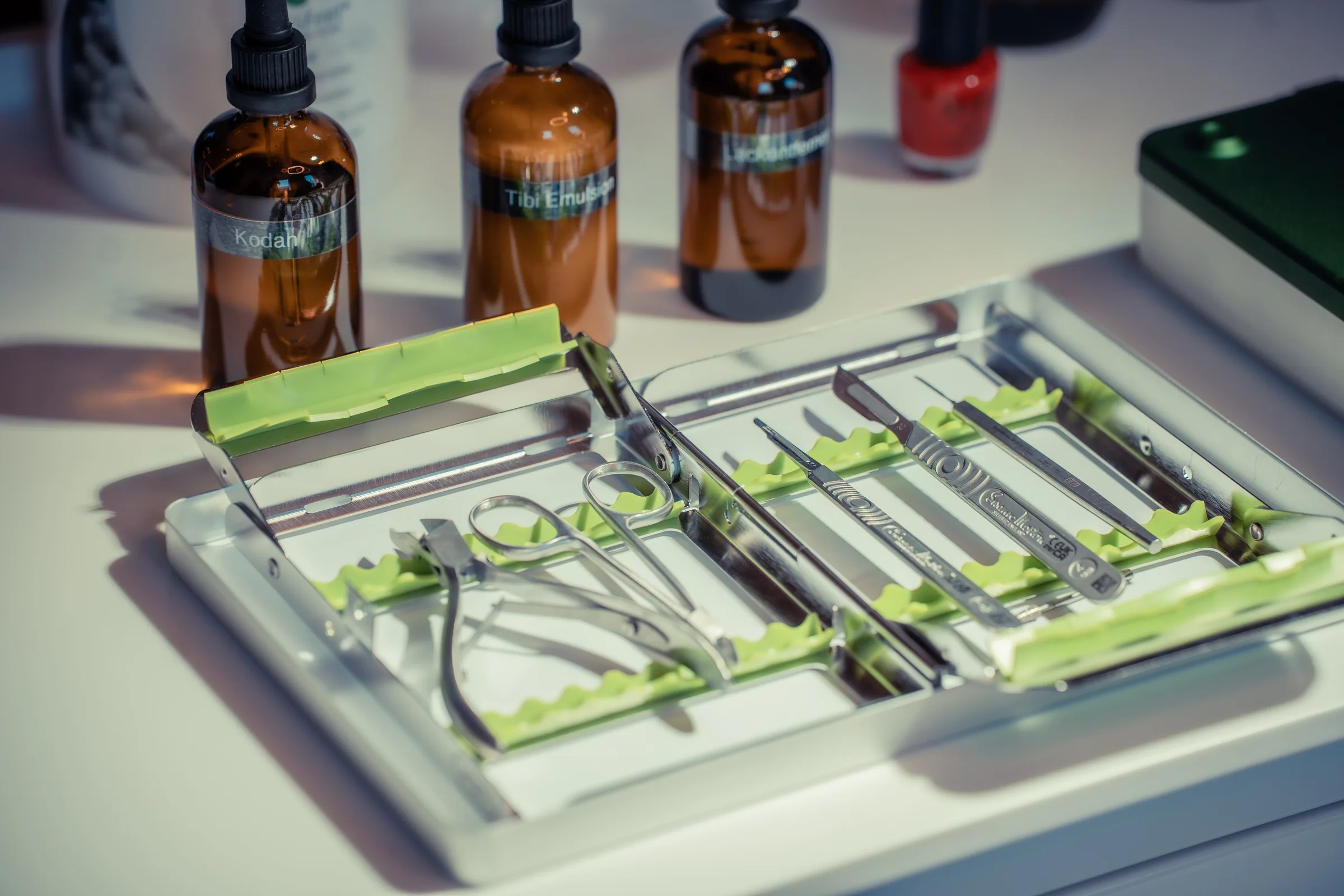 PODORO Podologiepraxis Muri AG – sterile Podologie-Instrumente auf dem Tray mit Pflegeprodukten