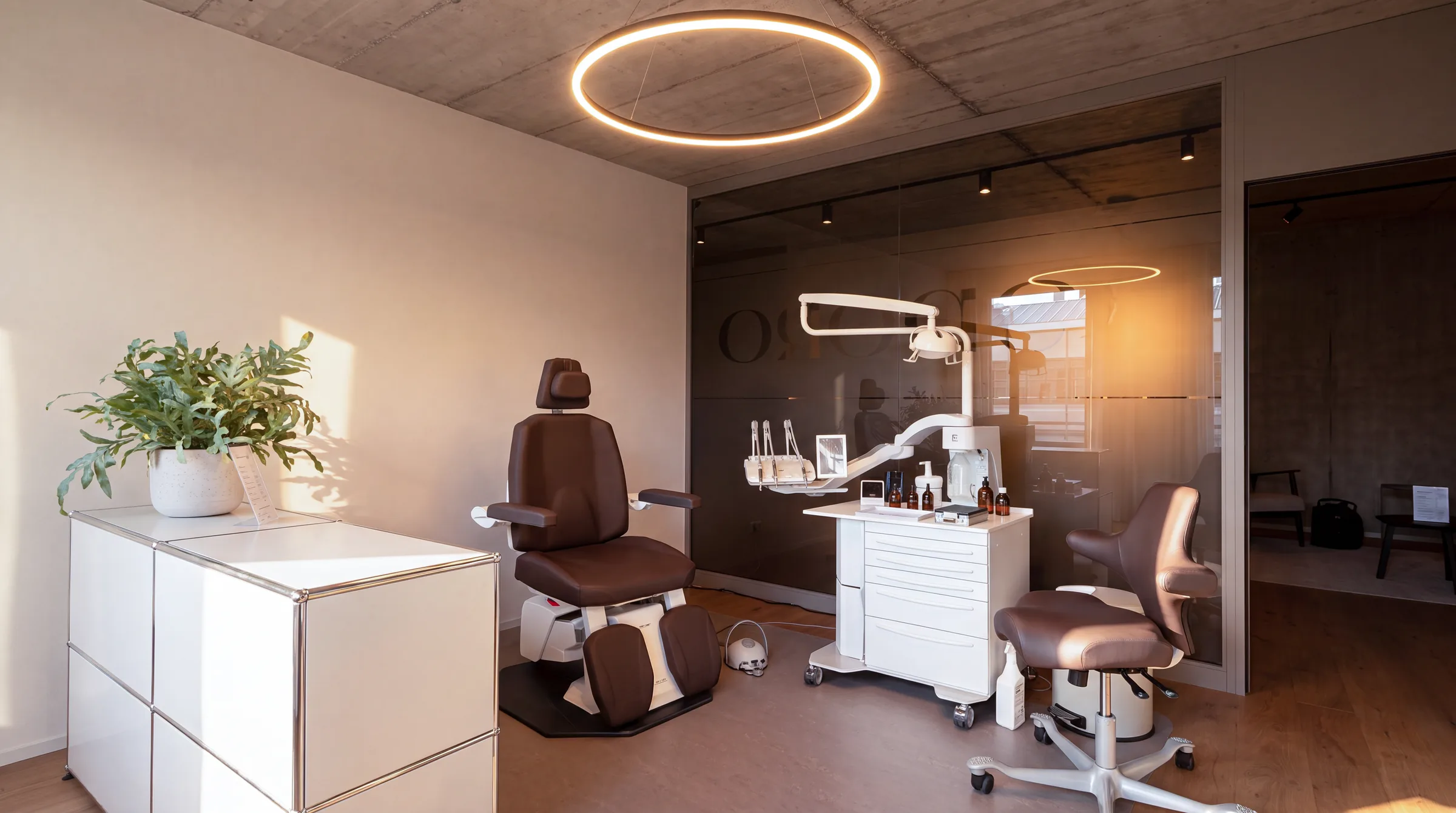 PODORO Podologiepraxis Muri AG – Behandlungszimmer mit Podologiestuhl, Behandlungseinheit und Ringleuchte