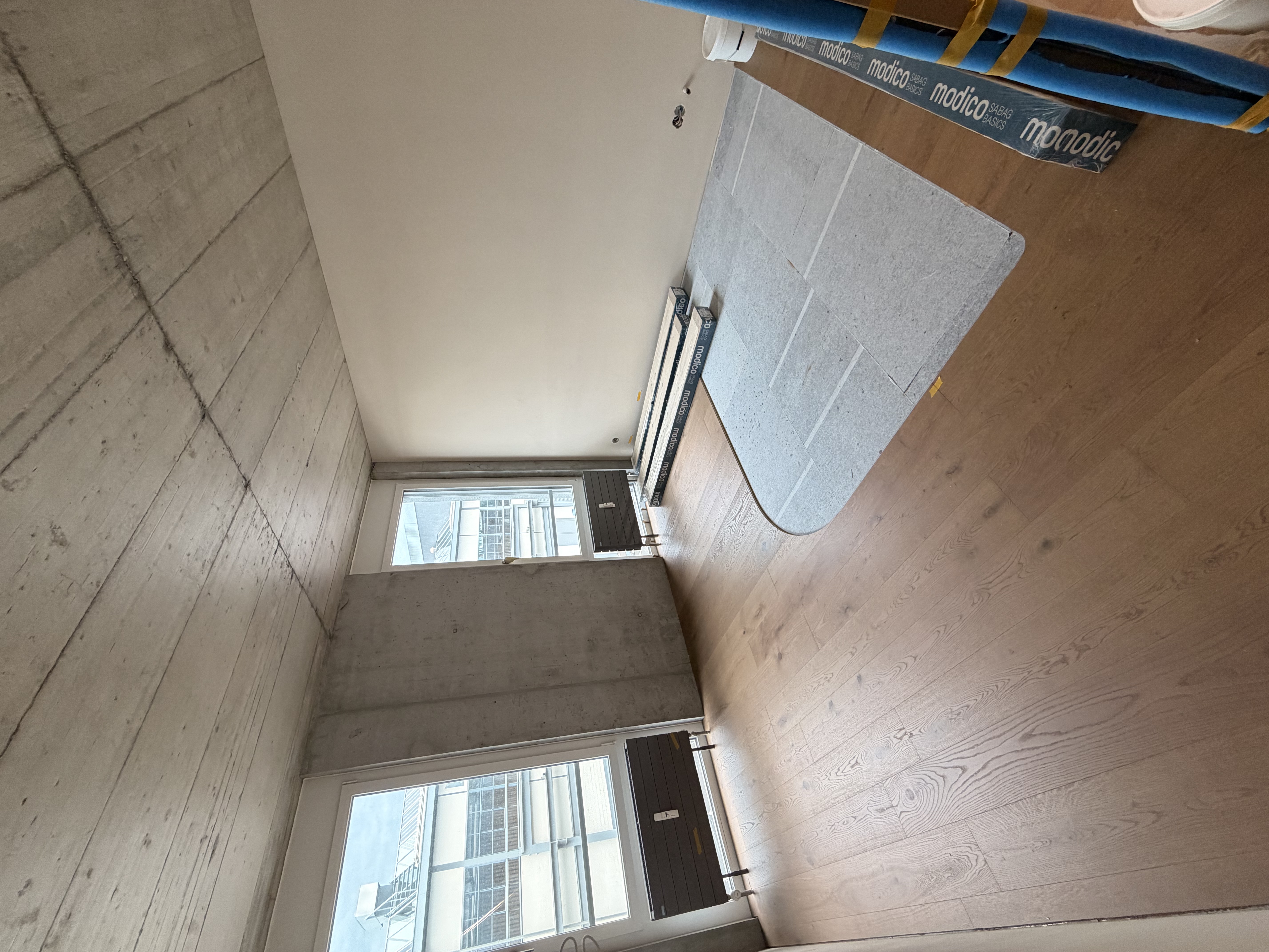Bau der neuen PODORO Podologiepraxis in Muri AG – Behandlungsraum mit neuem Parkettboden