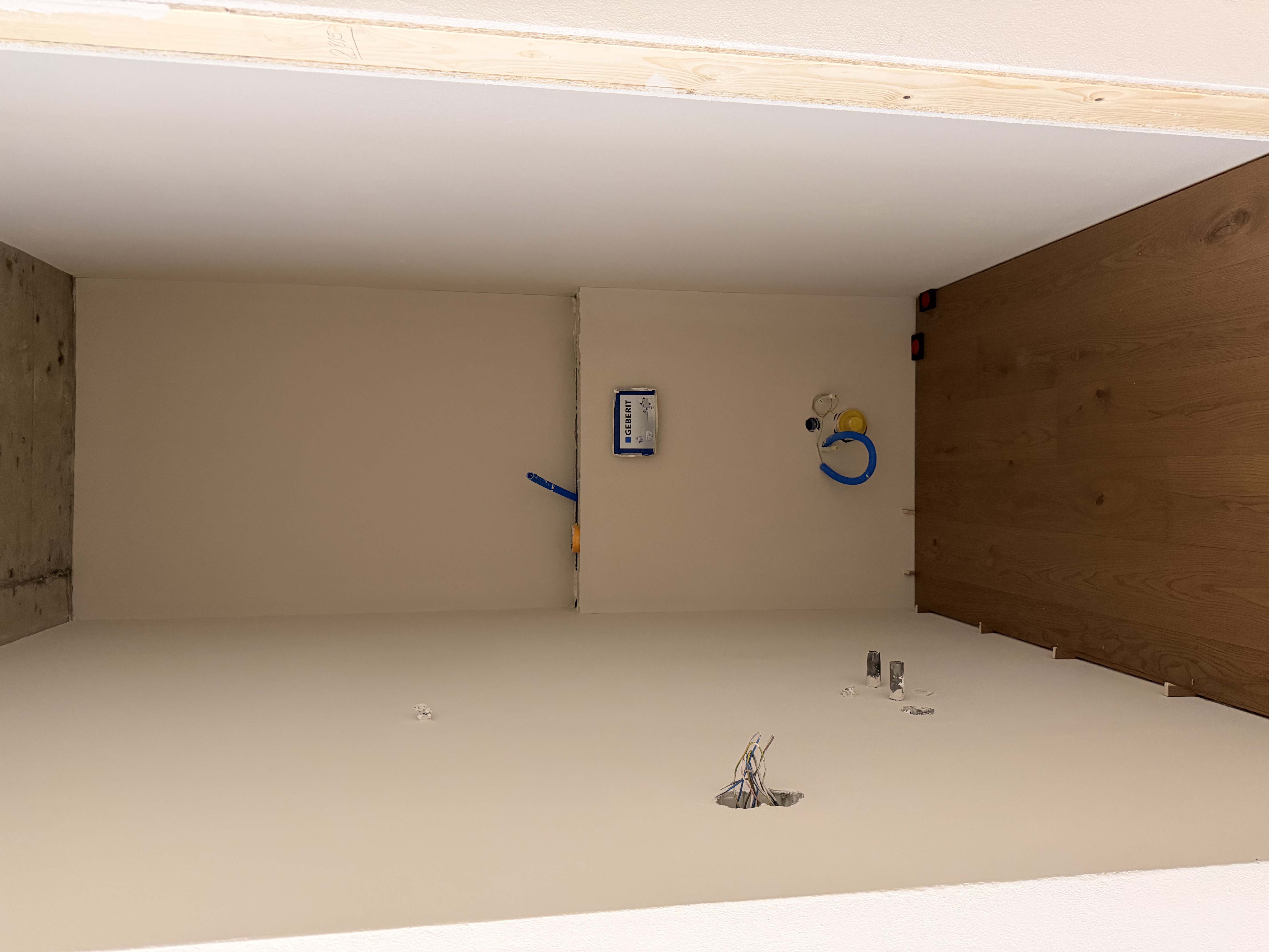 Bau der neuen PODORO Podologiepraxis in Muri AG – WC-Bereich mit Vorwandinstallation in der Bauphase